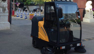 C185駕駛式掃地車服務(wù)于于安慶師范學(xué)院